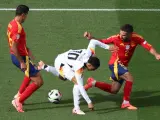 Rodri y Carvajal pelean el bal&oacute;n con Musiala en el Espa&ntilde;a - Alemania de cuartos de la Eurocopa