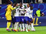 La selecci&oacute;n francesa celebra el pase a semifinales de la Eurocopa tras derrotar en los penaltis Portugal.