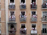 Los balcones se llenan de turistas en San Ferm&iacute;n