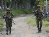 Soldados patrullan en las afueras de Morales, Colombia, tras un ataque, el lunes 20 de mayo de 2024.