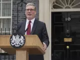 Kier Starmer comparece frente al número 10 de Downing Street como primer ministro de Reino Unido.