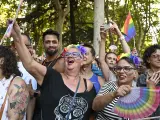 Participantes en la manifestación del Orgullo muestran su alegría.