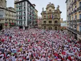 Cientos de personas en la plaza del ayuntamiento de Pamplona.