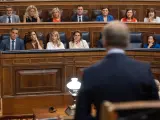 El l&iacute;der del PP, Alberto N&uacute;&ntilde;ez Feij&oacute;o, interviene en una sesi&oacute;n de control al Gobierno en el Congreso de los Diputados ante la atenta mirada del presidente del Gobierno, Pedro S&aacute;nchez y el resto de componentes del Ejecutivo.