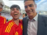 Un aficionado celebra la victoria de España con Pedro Sánchez.