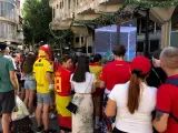 Aficionados viendo un partido de España durante la Eurocopa en una terraza.