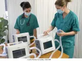 Dos enfermeras con ventiladores respiratorios.