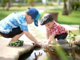 Dos niños jugando juntos.