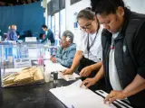 Funcionarios trabajan en un colegio electoral de Noumea, Nueva Caledonia, en la segunda vuelta de las elecciones legislativas de Francia, el 7 de julio de 2024.