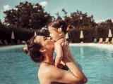 Madre e hija en una piscina