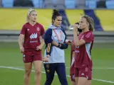 Montse Tomé, junto a Alexia Putellas e Irene Paredes, durante un entrenamiento de la selección.