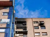 La vivienda que se ha incendiado la pasada madrugada, en un edificio del distrito de Latina, a 8 de julio de 2024, en Madrid (España). Dos personas han muerto y otras nueve han resultado heridas la pasada madrugada en el incendio de una vivienda en el bloque número 7 de la calle de Cullera. Las dos víctimas mortales, una mujer de 62 años y un hombre de 66, han fallecido tras sufrir una parada cardiorrespiratoria. Los Bomberos del Ayuntamiento de Madrid han extinguido las llamas y rescatado a otras siete personas, de las que cuatro (entre ellas dos niños) han sido trasladadas en estado leve al Hospital 12 de Octubre por inhalación de humo. El incendio ha destruido por completo la vivienda afectada situada en el piso 12...08 JULIO 2024;DESAYUNO;ECONOMIA FORUM..Carlos Luján / Europa Press..08/07/2024 [[[EP]]]