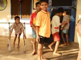 Niños con parálisis cerebral caminan con sus andadores en la India