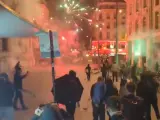 Al menos 25 personas han sido detenidas y un agente de Policía ha resultado herido por el lanzamiento de un cóctel molotov en diversas manifestaciones ocurridas por toda Francia tras la victoria del izquierdista Nuevo Frente Popular en las elecciones legislativas.