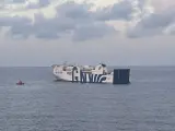 Vista del ferry de pasaje Tenacia, en el que se ha producido un incendio.