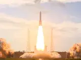 El cohete Ariane 6 tras su despegue desde el puerto espacial de Kurú en la Guayana Francesa.