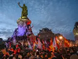 Centenares de personas celebran los resultados de las elecciones legislativas de Francia en la Plaza de la República de París
