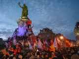 Centenares de personas celebran los resultados de las elecciones legislativas de Francia en la Plaza de la Rep&uacute;blica de Par&iacute;s