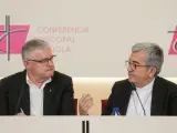 El presidente de la Conferencia Episcopal, Luis Javier Argüello (d) y el presidente de la Conferencia de Religiosos (CONFER), Jesús Díaz Sariego (i).