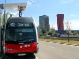 Un autobús de la línea H12 cargándose a los cargadores ultrarrápidos.