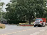 Un camión de bomberos cerca de la entrada del rancho Neverland, antiguo hogar del fallecido cantante estadounidense Michael Jackson, mientras el Lake Fire sigue ardiendo en el bosque nacional de Los Padres, en Los Olivos, California, el 7 de julio de 2024.