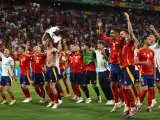 Los jugadores de la selección española celebran el pase a la final de la Eurocopa.