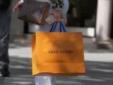 Una persona con una bolsa de Louis Vuitton, en el Paseo de Gracia, a 12 de abril de 2024, en Barcelona, Catalunya (Espa&ntilde;a).