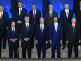 Los líderes de la OTAN posan durante una foto de grupo antes de que el presidente Joe Biden, en primera fila, cuarto por la izquierda, pronuncie un discurso sobre el 75 aniversario de la OTAN en el Auditorio Andrew W. Mellon, el martes 9 de julio de 2024, en Washington.