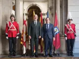 El alcalde de Barcelona, Jaume Collboni, recibe al alcalde de Madrid, José Luis Almeida, en el Ayuntamiento.