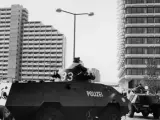 Los efectivos policiales alemanes entran con vehículos blindados en la Villa Olímpica de Múnich el 5 de septiembre de 1972.