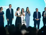 La actriz Vicky Luengo junto a los reyes, la princesa Leonor y la infanta Sofia en los Premios Princesa de Girona.