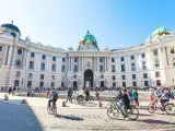 Turistas y locales en la Michaelerplatz frente al Palacio Hofburg.