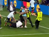La celebración de la selección española de fútbol tras batir a Francia en las semifinales de la Eurocopa de Alemania quedó marcada por un momento complicado para Álvaro Morata, que recibió un golpe fortuito en la pierna que le dejó cojeando ostensiblemente.