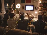 Aficionados viendo un partido en televisión.