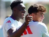 Samu Omorodion y Pau Cubarsí, en un entrenamiento con la selección española olímpica.