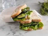 Sandwich de pepino, brotes verdes, queso de cabra y eneldo