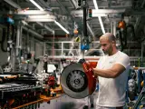 Un empleado ensambla una pieza en la fábrica de Audi en Bruselas