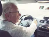 Un hombre mayor conduciendo.