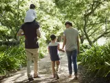 Una familia paseando.