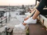 Zapatillas deportivas blancas.