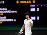 Alcaraz celebra un punto en la semifinal de Wimbledon de 2023 ante Daniil Medvedev.