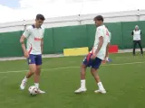 Álvaro Morata se enfrenta a Lamine Yamal en un reto de calidad en el entrenamiento.