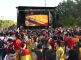 Ambiente durante el partido de semifinales de la Eurocopa entre España y Francia desde una pantalla gigante en la explanada de Puente del Rey.