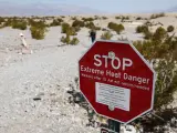 Cartel de "Alto peligro por calor extremo" en las dunas de arena planas de Mesquite, en el Parque Nacional del Valle de la Muerte, California.