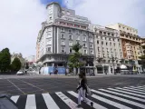 Fachada de un edificio desalojado por la Polic&iacute;a Local en la calle Isabel II de Santander tras comprobarse el mal estado de uno de los pilares del entresuelo (archivo).