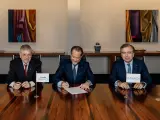 Juan Carlos Escotet Rodr&iacute;guez (centro) y Francisco Botas (derecha), con Fernando Teles, accionista de EuroBic, durante la firma del acuerdo de integraci&oacute;n.