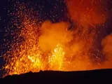 La erupción del volcán Etna se intensifica y obliga a desviar vuelos mientras la colada de lava del Estrómboli ya llega al mar
