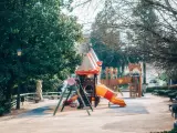 Un parque infantil vacío.