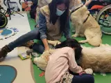 Uno de los niños ingresados en el Hospital 12 de Octubre durante una sesión de terapia asistida con perros.