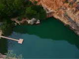 La espectacular piscina natural a la que se puede acceder por una ruta de puentes colgantes